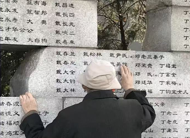南京大屠杀幸存者之女:54岁开始,我为父亲弥补1937年以后的童年丨在场