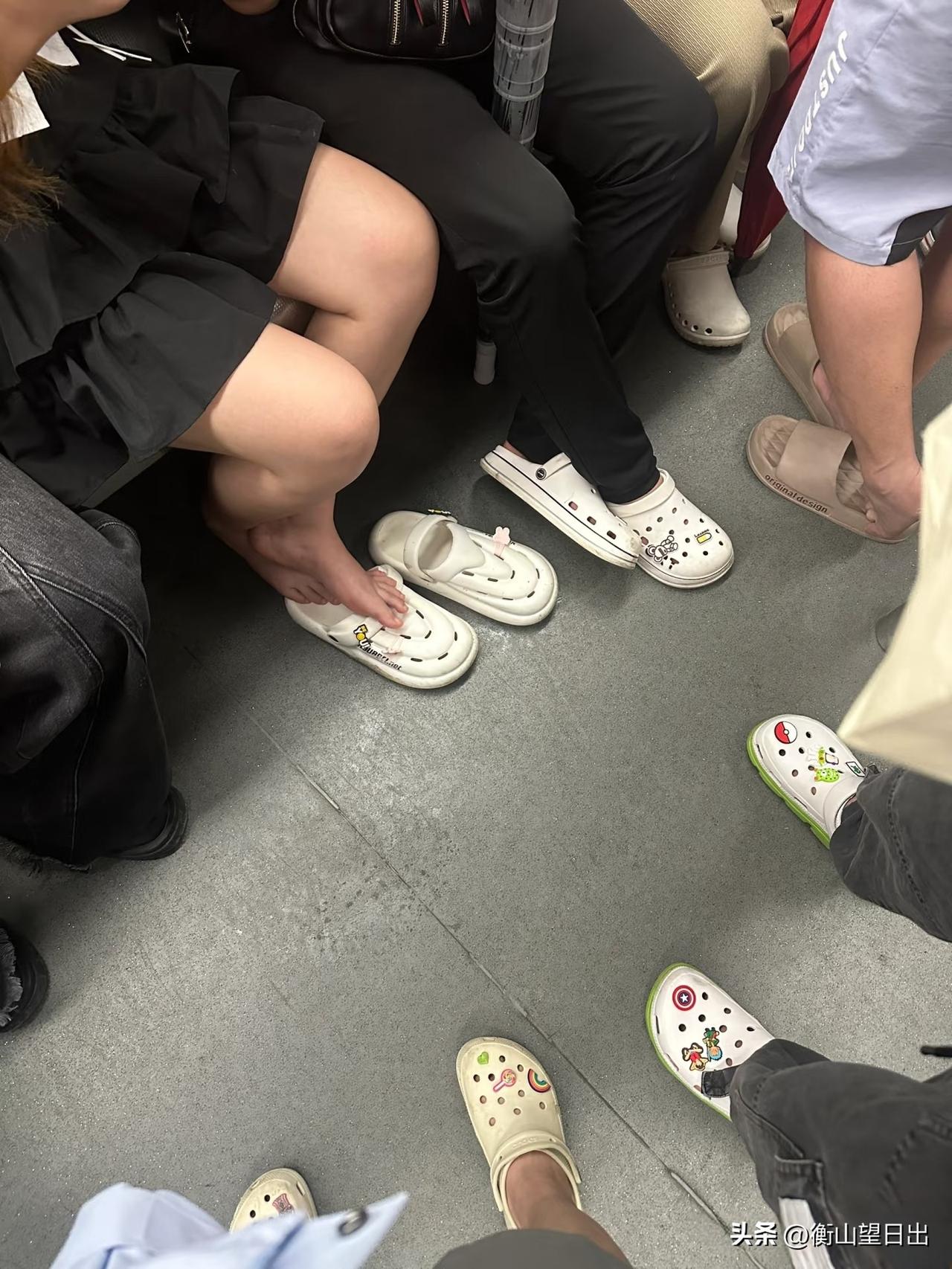 入梅才懂！上海人夏天穿鞋，看着随意其实最精明
 
最近上海正式入梅，天气又闷又潮