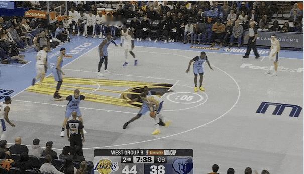 今天湖人的超级巨星东契奇跟准球星艾顿一起贡献了一记精彩的进球，真是让人拍案叫奇！