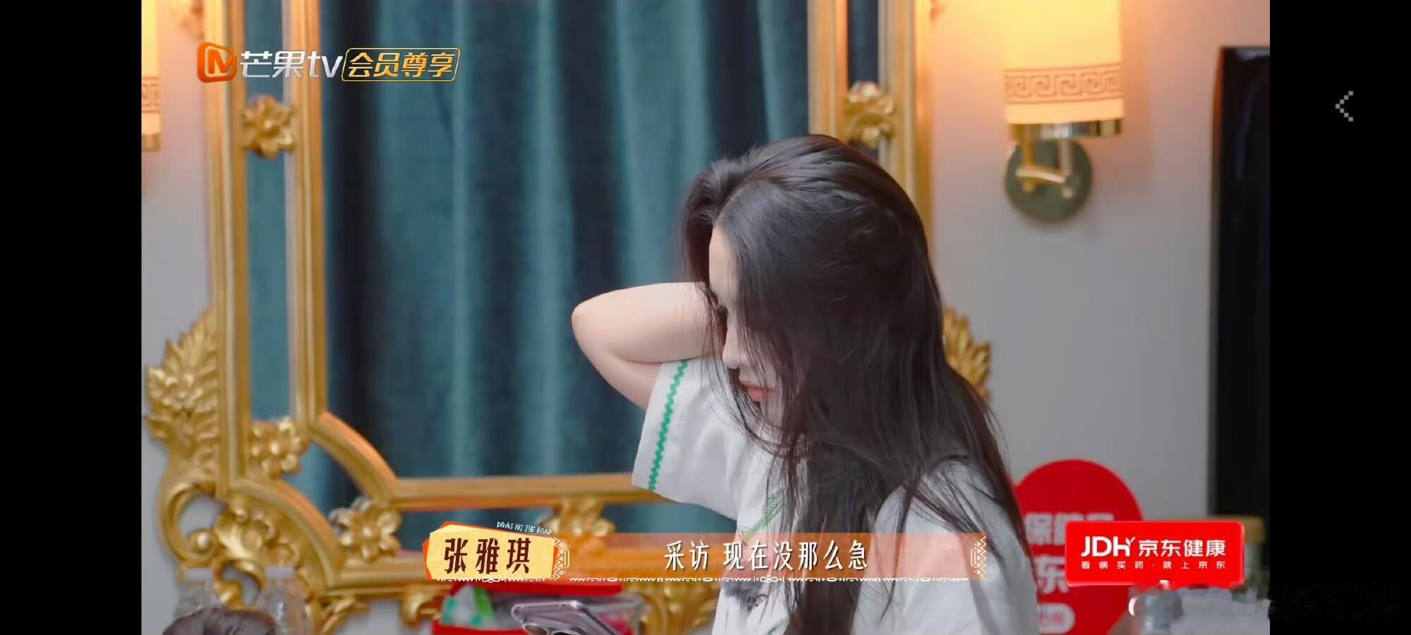 李沁随意的拂拭发丝，没人觉得好美好美吗？好迷恋她的一个点，就是从不恃美而骄；反倒
