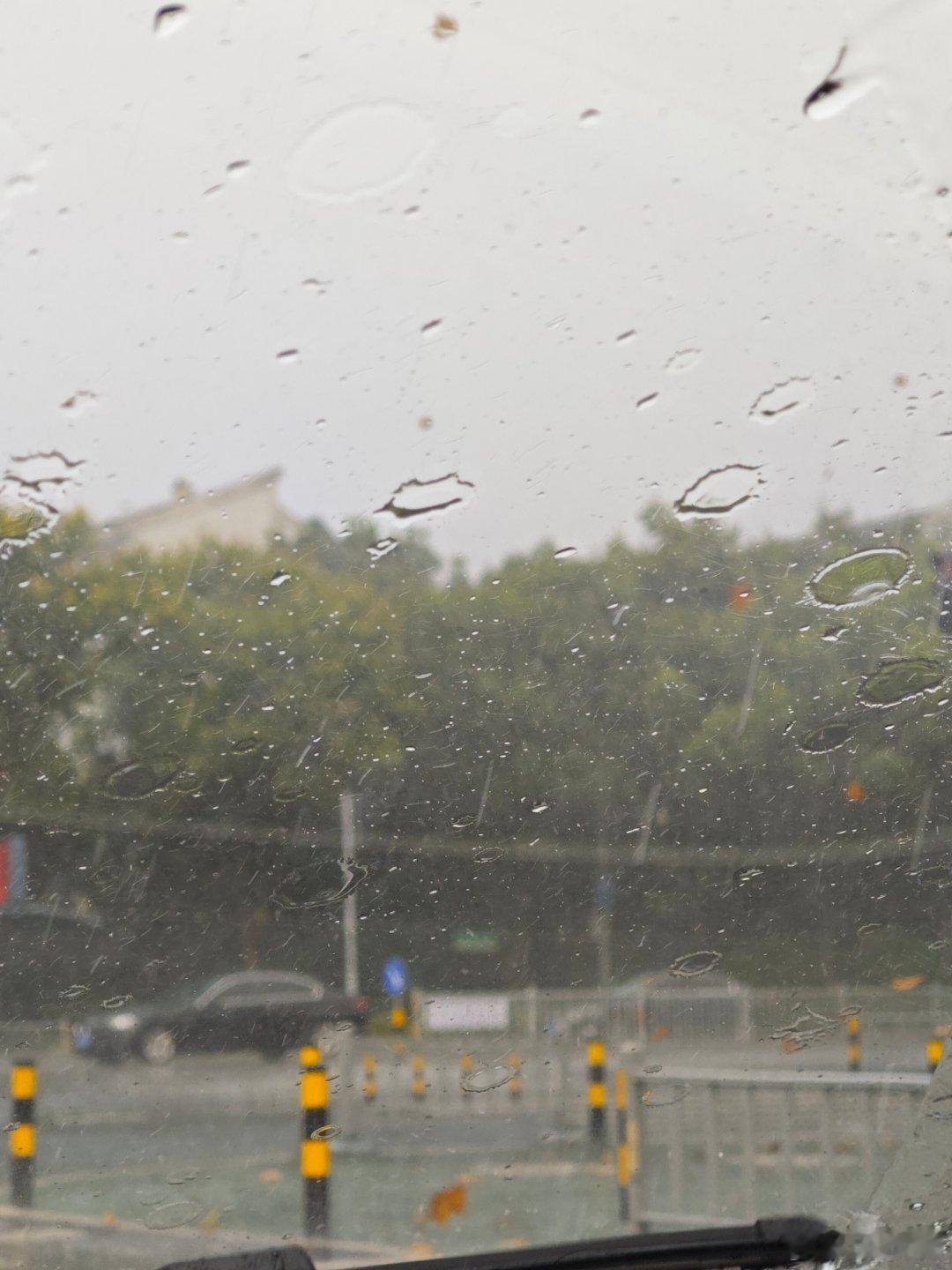 [笑而不语]下大雨，顺便洗个车 ​​​