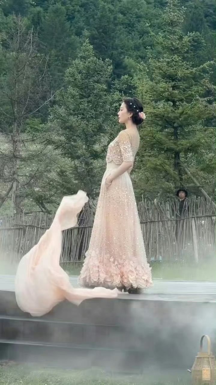身子都后仰了，好的仪态是自然端庄而不是硬凹