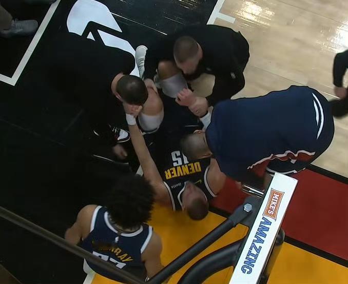 刚提及约基奇本赛季有望打破威少的三双王纪录！
今日，约基奇在与热火的比赛里受伤！