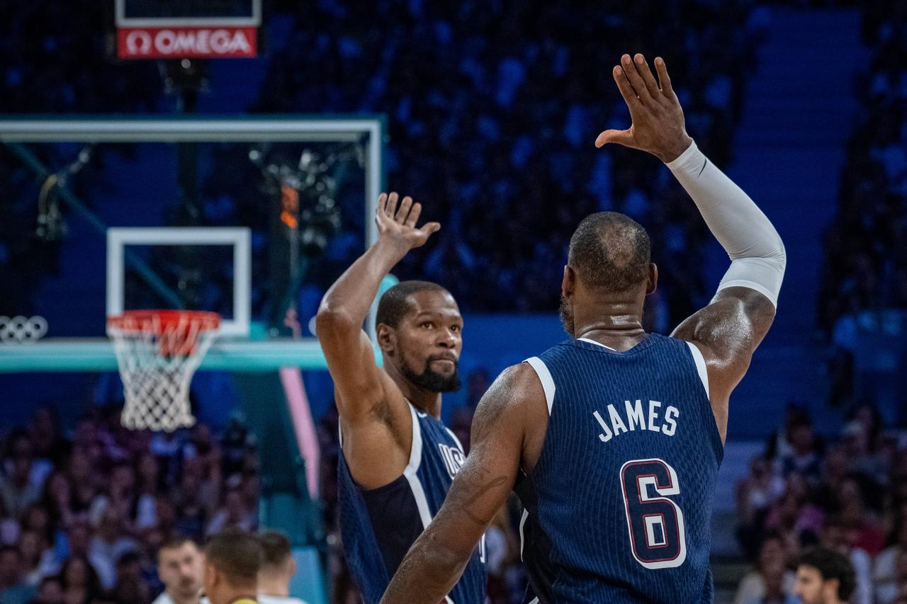 NBA圣诞大战詹姆斯大战杜兰特！
12月26日上午9时万众瞩目的圣诞大战湖人主场