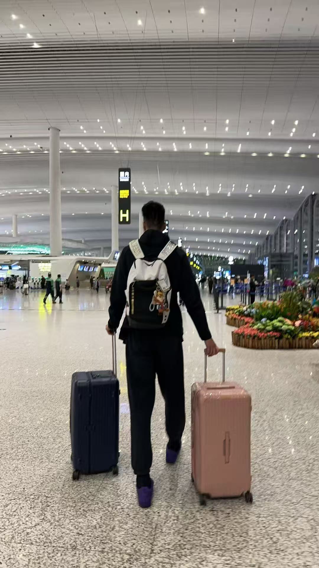 余嘉豪已经启程返回西班牙，他将缺席今晚的全运会男篮决赛。在此前的比赛里，余嘉豪打