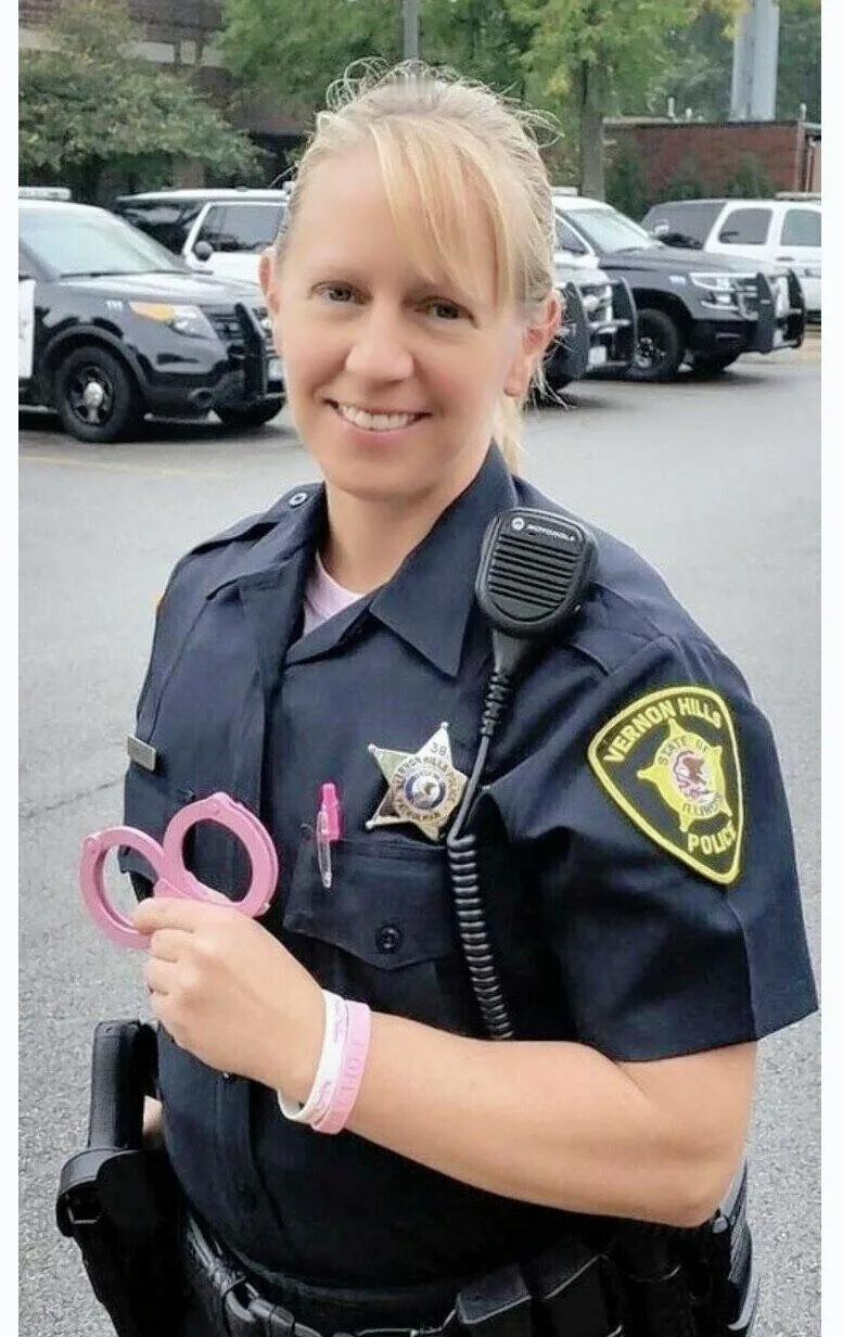 美国女警用粉红色手铐抓捕犯人真相！

美国女警用粉红色手铐的缘由是为了让犯人产生