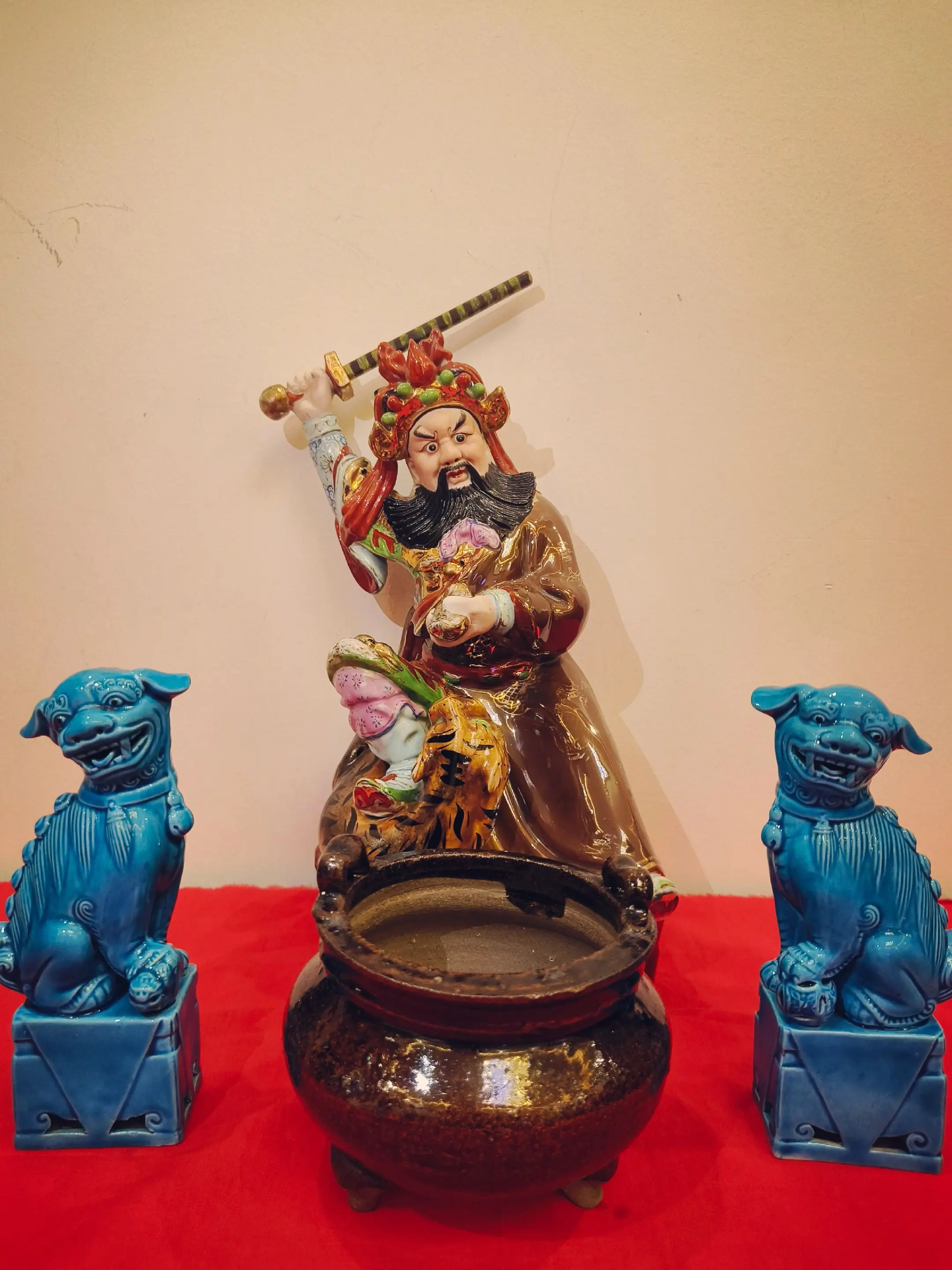 铁面雄姿气自昂，鞭挥万里辟不祥。 座前宝鼎蓄财气，瑞兽双双守吉堂。