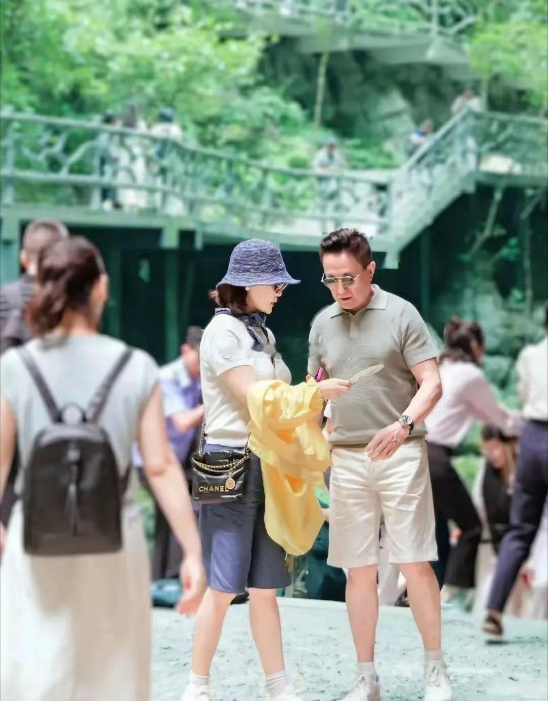 69岁张志坚带老婆泛舟湖北，圈外妻子温柔秀气，气场竟不输老戏骨 ​​​