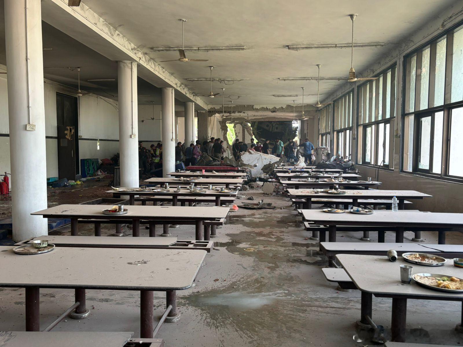 🚨网上图片显示:   印度客机撞进了大学食堂。据报道，印度航空AI171航班坠