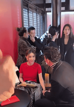 何超莲和窦骁现在真的很恩爱，细节可以看出不是装出来的，是非常自然的。
一开始准备