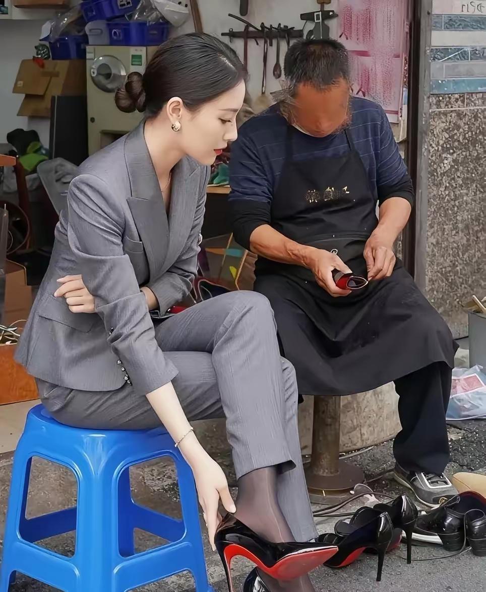 美女会随意脱下穿在脚上的鞋让鞋匠补吗？现实中没有，AI有一大堆。