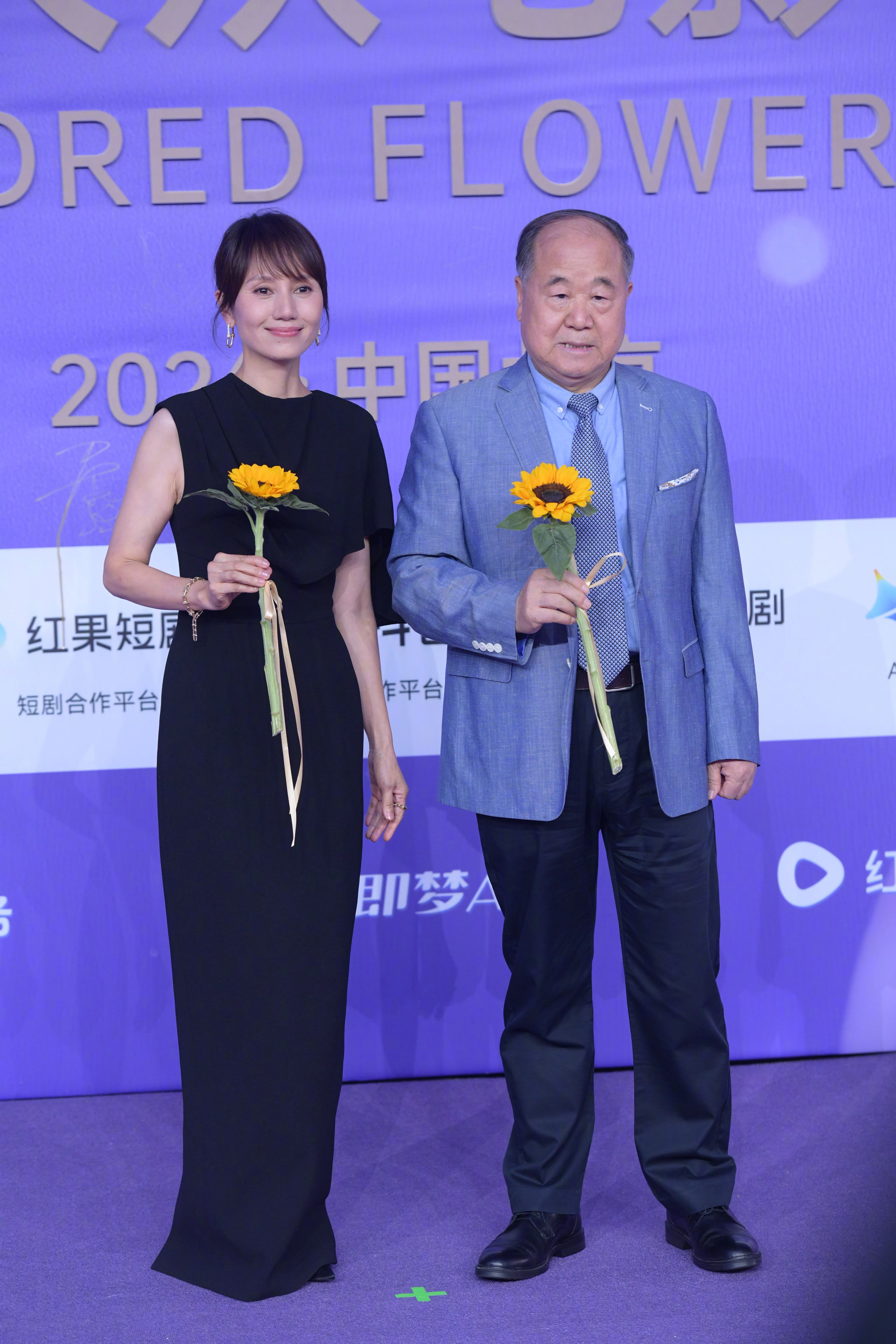 与作家莫言一同亮相本届大众电影百花奖闭幕式红毯的袁泉 ，一袭黑裙简单又雅致 ，美