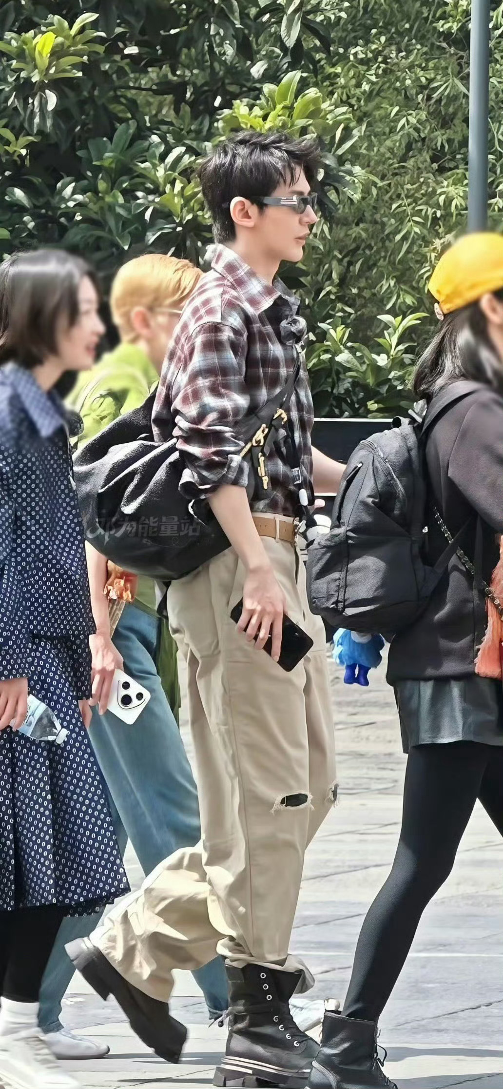 邓为花少私服 这个邓为真的很时尚前卫，帅到下个次元了，周围仿佛都是素人了邓为