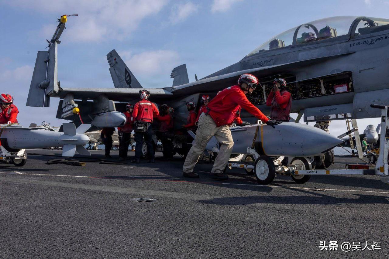 在“史诗狂怒”行动对伊朗目标发动空袭前，美国海军第41战斗攻击机中队的F/A-1