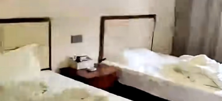 离谱 | 一女子住酒店退房时把浴巾水壶装走！酒店：没报警 ！