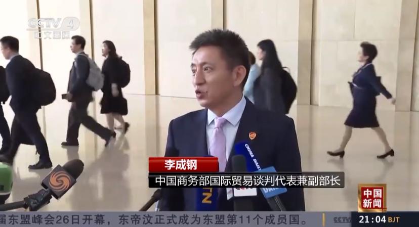在连续两日，长达10个小时的博弈中，双方终于达成了基本共识。美方将不再考虑对中国