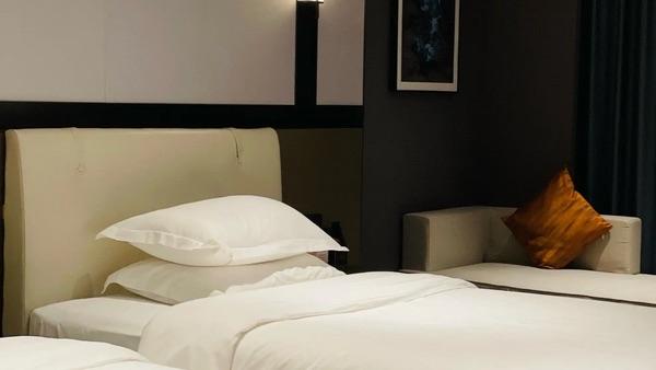 春节期间，不少小众旅游城市与县城酒店迎来营收高峰。与以往主要接待外地游客不同，如