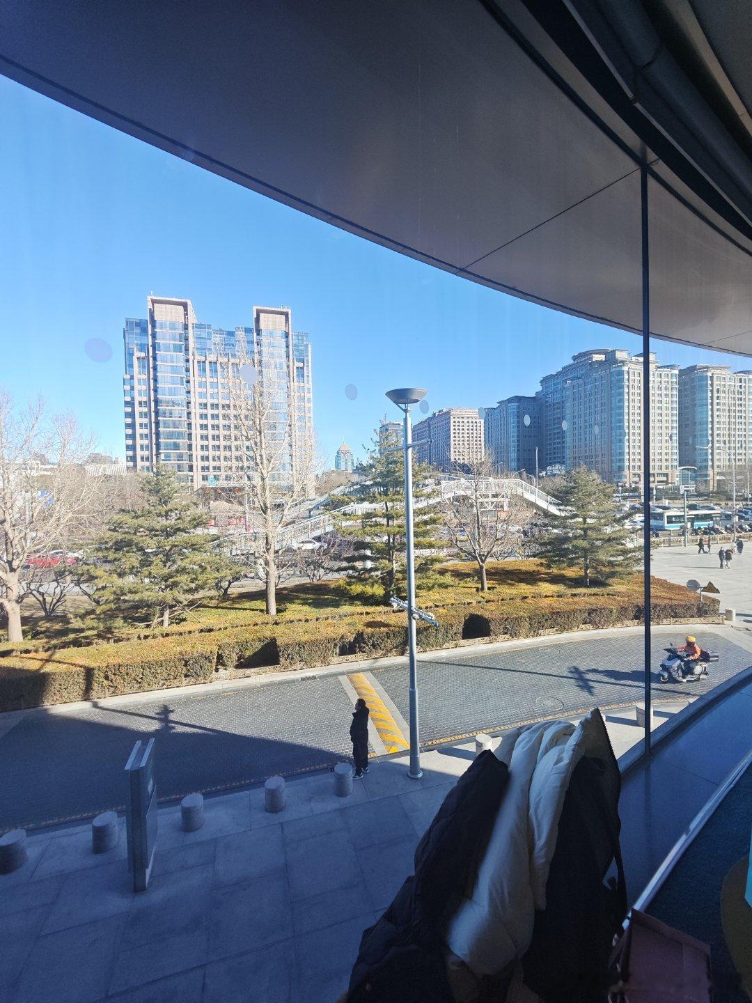 全国第一家牛屋，应该也是全国最大的牛屋吧，反正比以前广州珠江新城的更大蔚来汽车