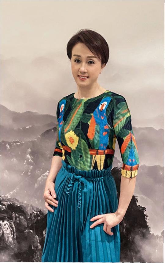 从1995年开始，她已经开始在香港TVB台庆剧《刀马旦》中客串女扮男装的“高一鸣