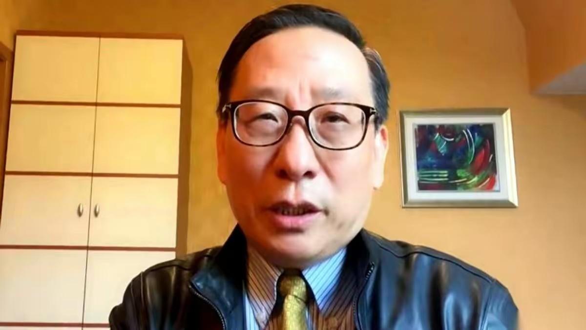 高志凯教授要跟日本极右翼当面对质。
对方人多势众，西装笔挺，话筒一开，唾沫横飞。