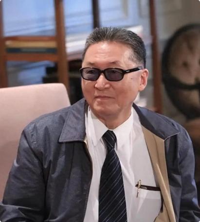 李敖说：“没钱的人一眼就能看出来，愁眉苦脸，眼神空洞。当你有了50万，眼里稍微有