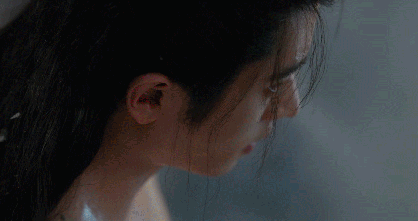 白鹿丞磊小青给浴皇大帝梳头莫离白鹿这个眼神和动作，真的好像小青在照顾刚出浴的法海