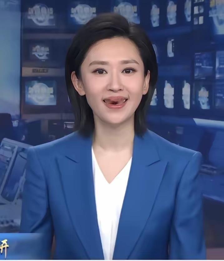 看中央新闻
被这位美女主持人给吸引到了
看着她端庄大方的气质、从容沉稳的风格
自