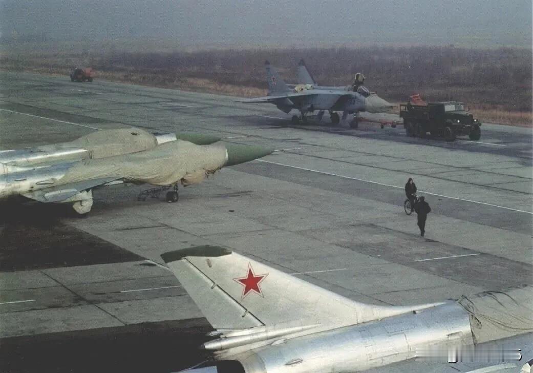 1986年，苏联勘察加半岛，苏联防空军的一架米格-31截击机在停机坪牵引行进，旁