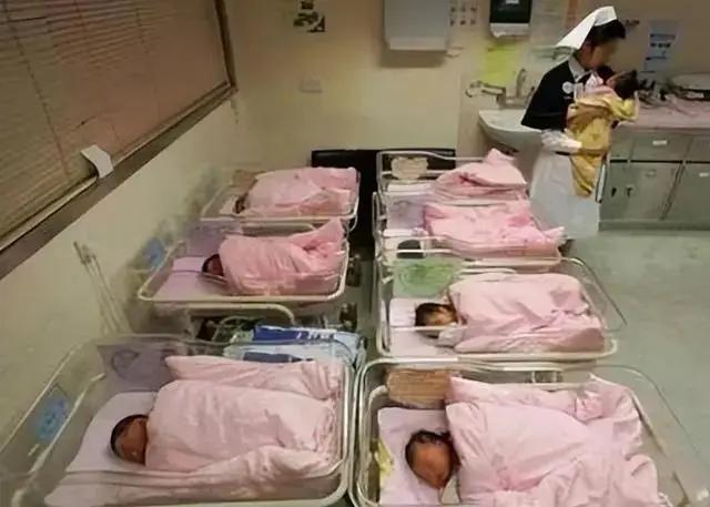 2014 年，陕西产科主任张素霞因贩卖 26 名婴儿，被依法判处死刑。直至行刑前