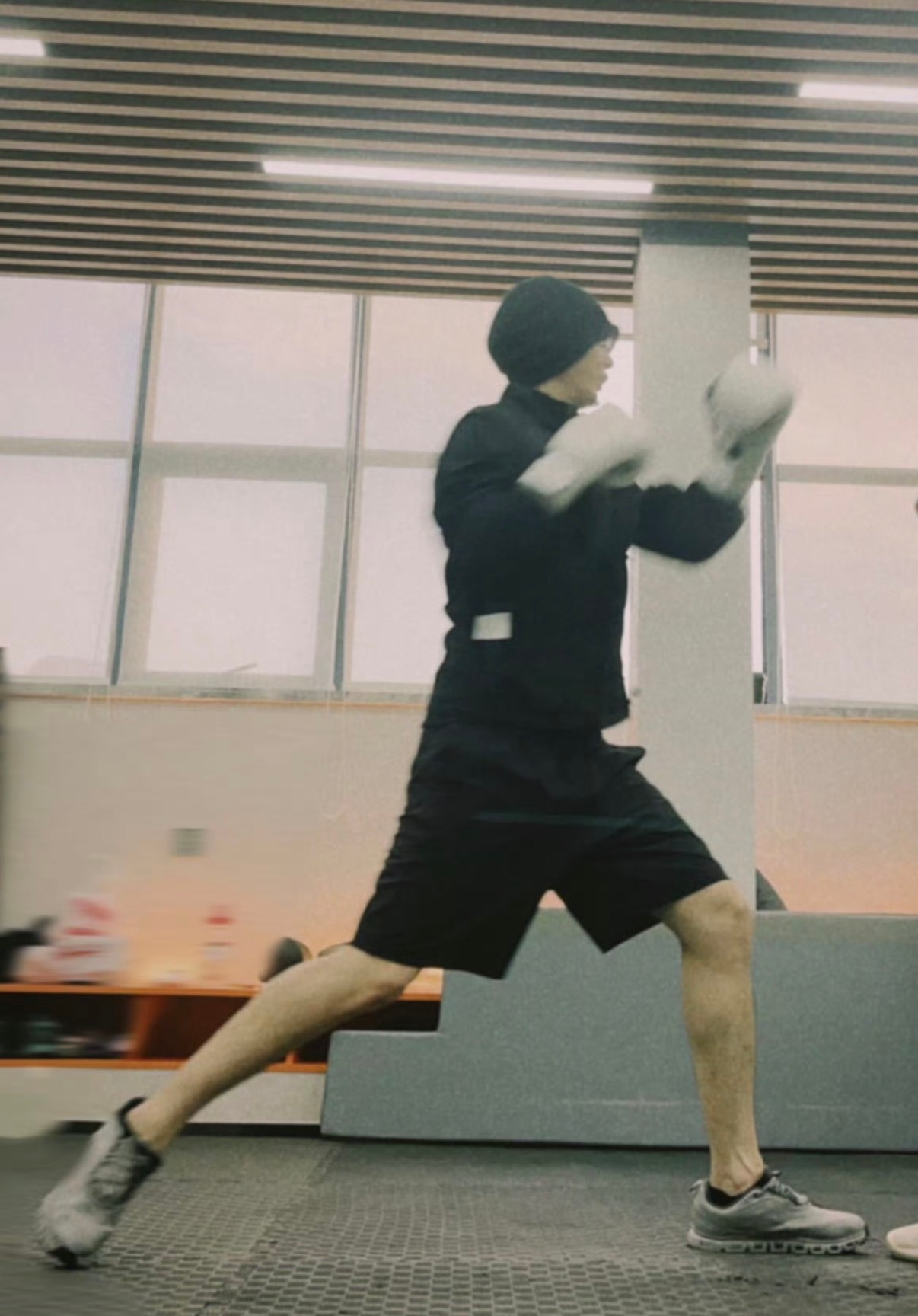 很薄很修长的人底下 肌肉偷偷爆开了吧！ 冷帽戴这么有味道！不要命啦！