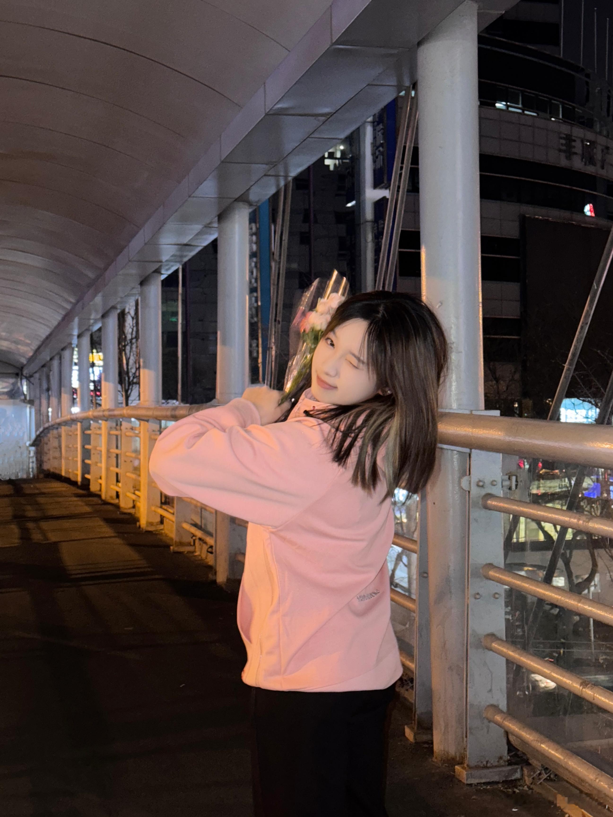 收到朋友送的花花最幸福啦 唐怡萱[超话]  
