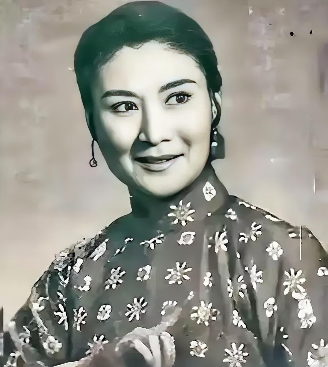 言慧珠1966年自尽后，继父和保姆虐待10岁的言清卿，冬天连厚棉鞋都没有，吃的只