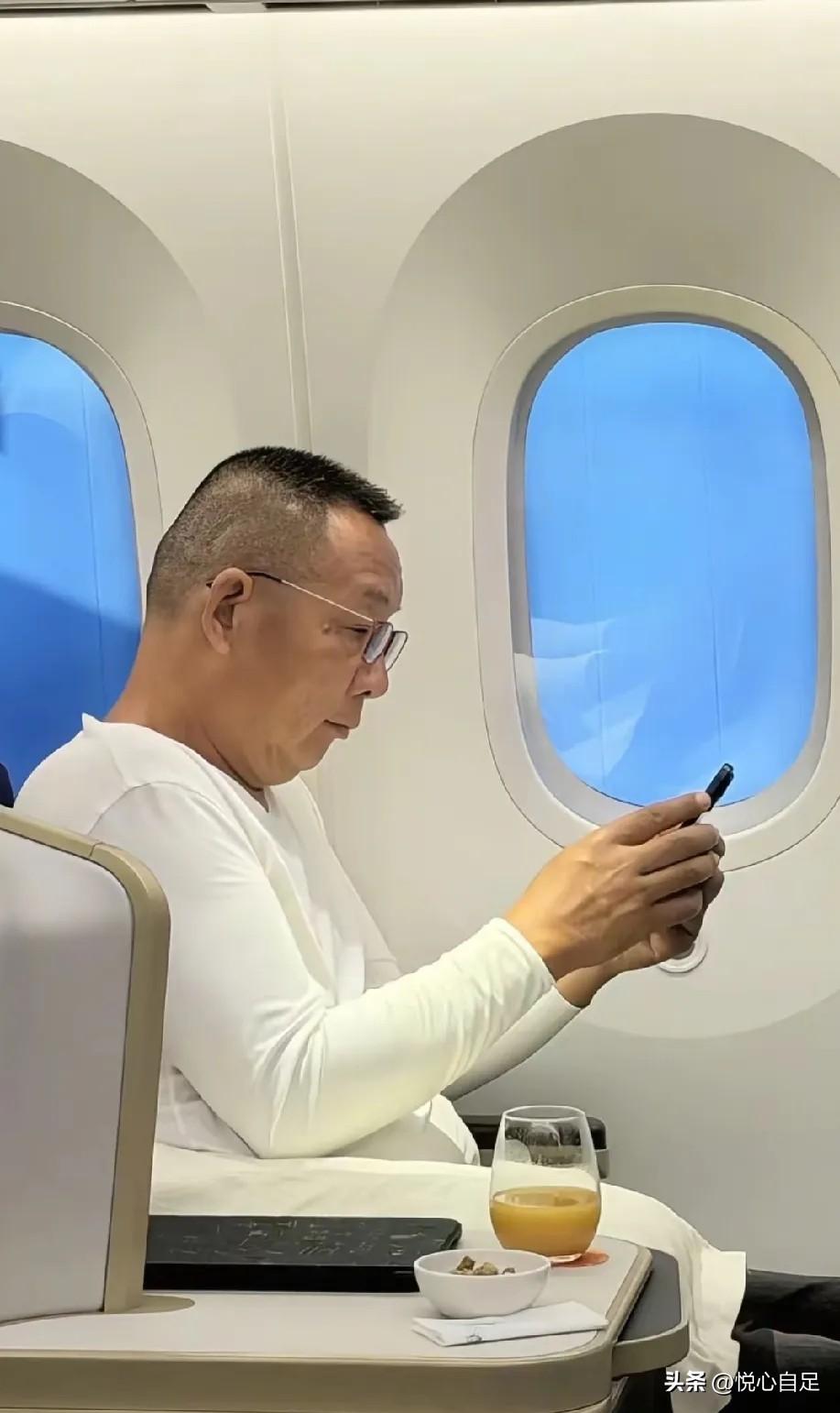 事实证明，胖东来公司里面的女领导跟于东来老婆都相处的挺好！
很难得的是他的“后宫