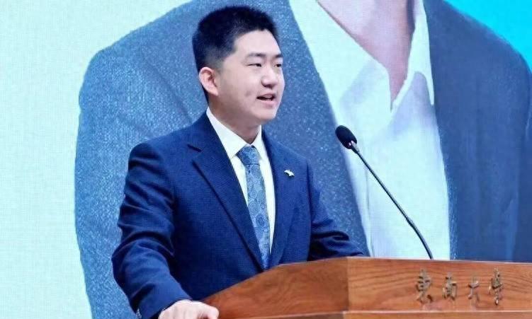 知名主持人王瀚被裁员后，连夜回老家陪老母亲了，状态看起来还不错。如今在家里拍视频
