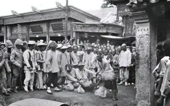 清末悍匪康小八之所以这么有名，因为这位有一把左轮手枪和上百发子弹，凭借不要命再加