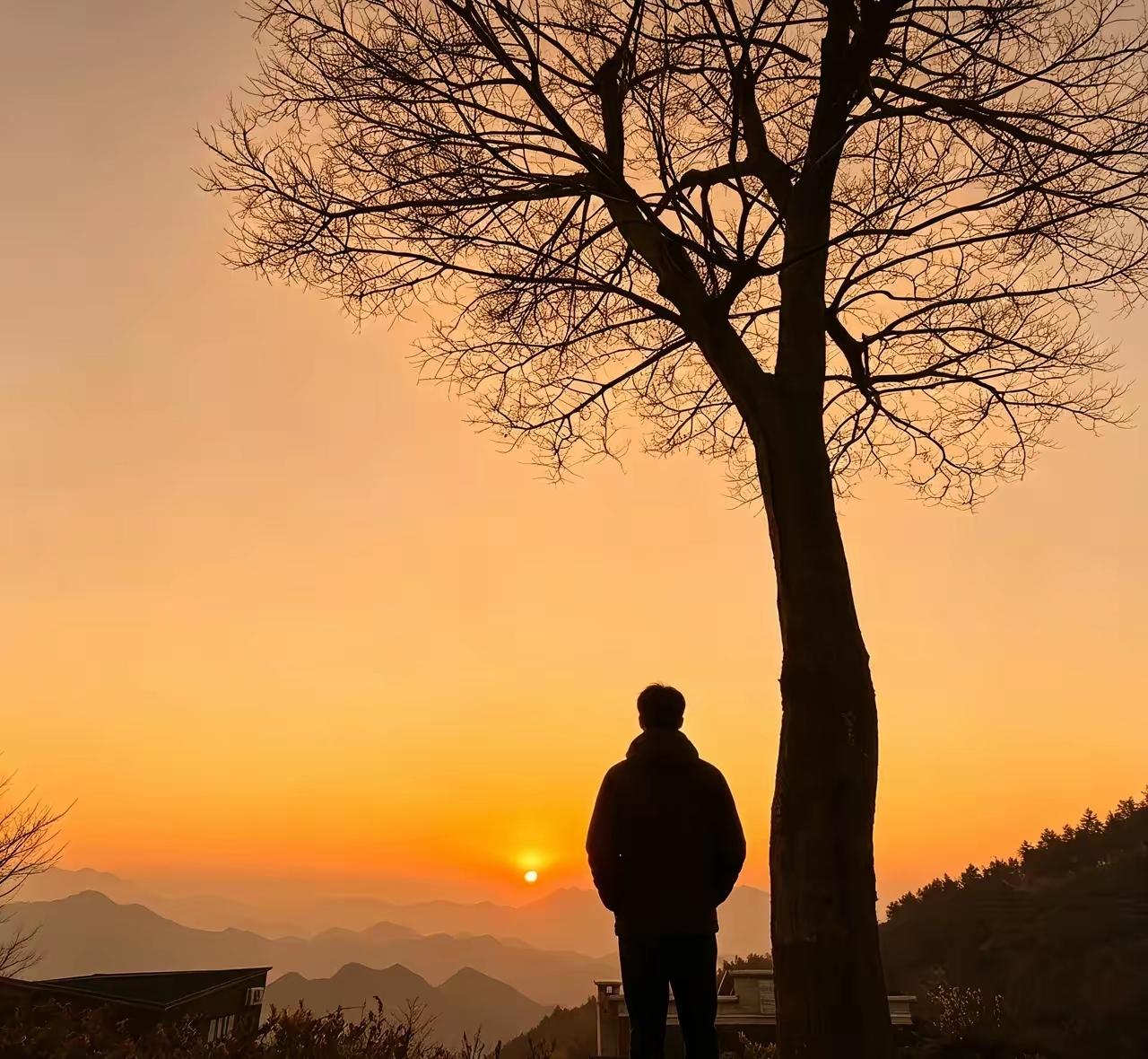深夜独居老人突发不适求助，陌生小伙暖心救助，一句话道尽独居老人心酸
 
半夜两点