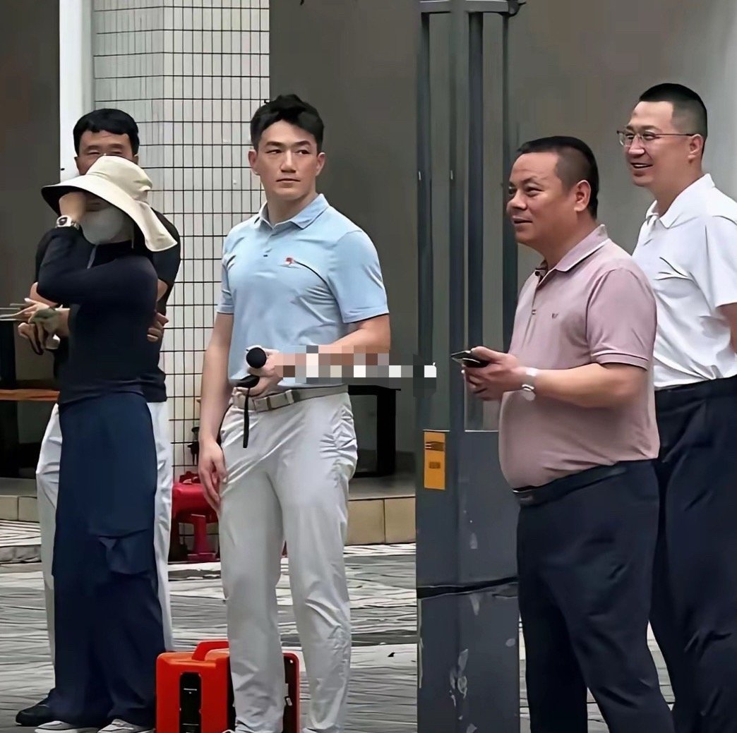 张馨予的老公现实中这么高啊 