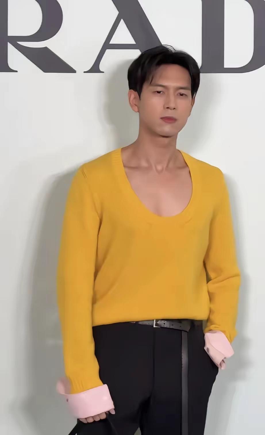哎～你们的那个“现男友”李现，

近日出席品牌活动穿的一身纯明黄色深U低领的毛衣