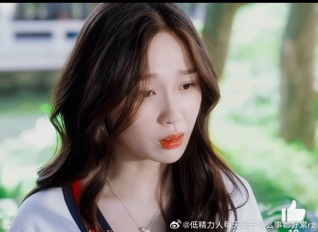 一如既往的侧脸和没鼻梁但是早期比现在的浓妆平板，其实稍微清淡自然顺眼一点 