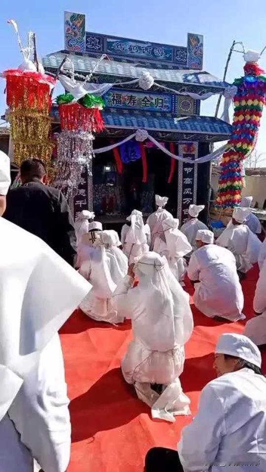 姑父去世，作为姑姑娘家的侄子，我们是需要去世当天吊唁的，再有就是在搭上灵棚后，娘