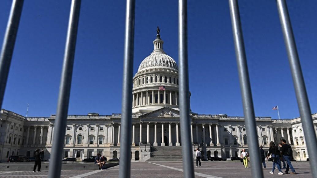 美政府停摆首日游客吃闭门羹，游客也是缺乏一点出游的常识，美国政府都停摆了，75万