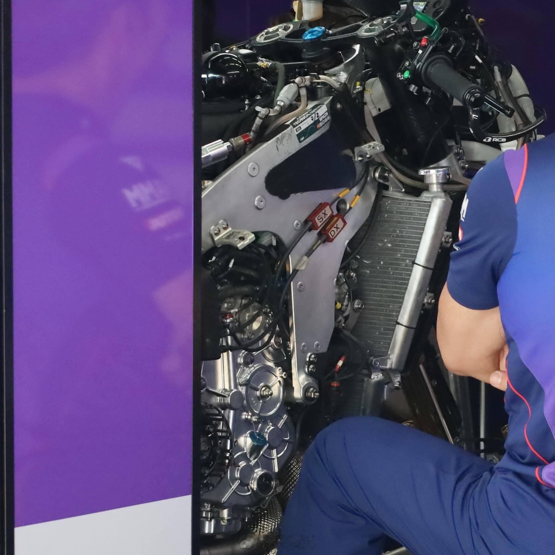 看看Mat Oxley又偷拍到什么了由于 Pramac 车队在赫雷斯没有完全搭好