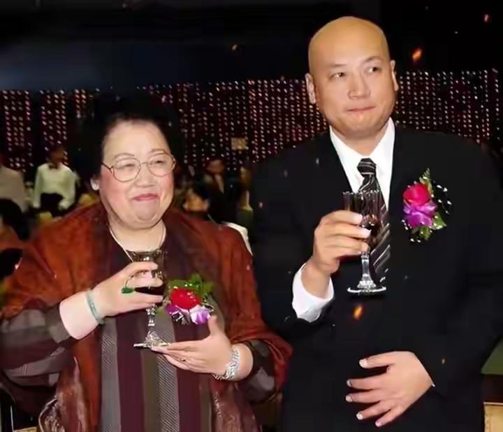 陈丽华走了，
但大家根本不担心她的家产分配！
因为他的儿子赵勇早就接管了公司的业