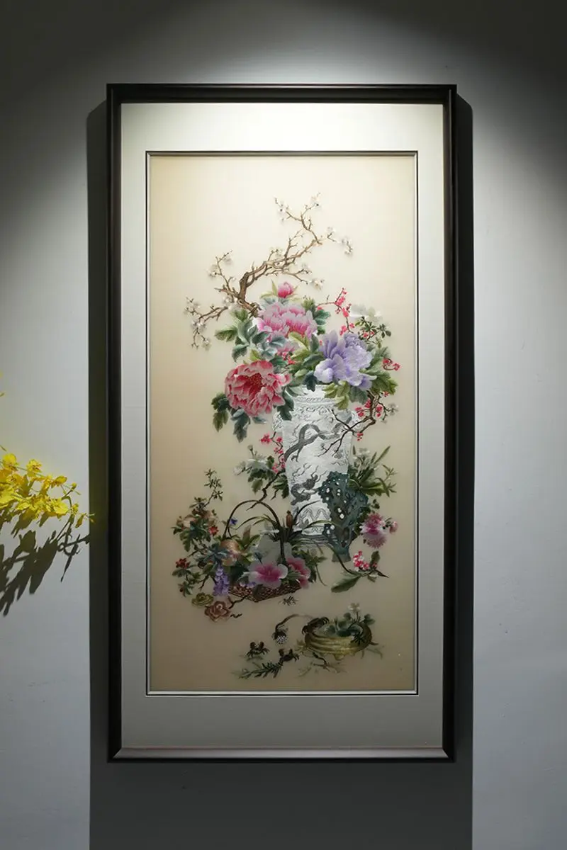 牡丹玉兰相映，一轴锦绣藏吉宁 入户玄关竖版挂画，这幅牡丹玉兰博古苏绣一...
