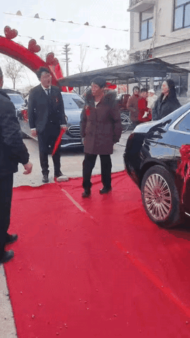 这是婚姻现场，新娘刚娶到家，坐在车里等婆婆给下车礼。

公公从篮子里拿出5万元现