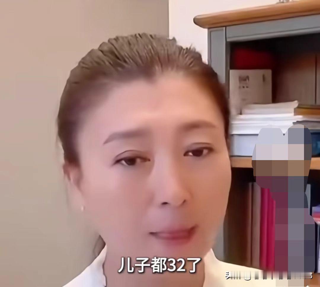 没想到闫学晶也摊上事了！
闫学晶所有平台的账号，
竟然被禁止关注了，原来竟然因为