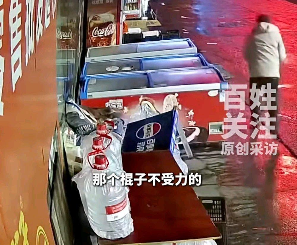 湖南湘潭这超市老板可太憋屈了！一个小偷半个月内偷了7次饮料。老板开小超市赚的都是