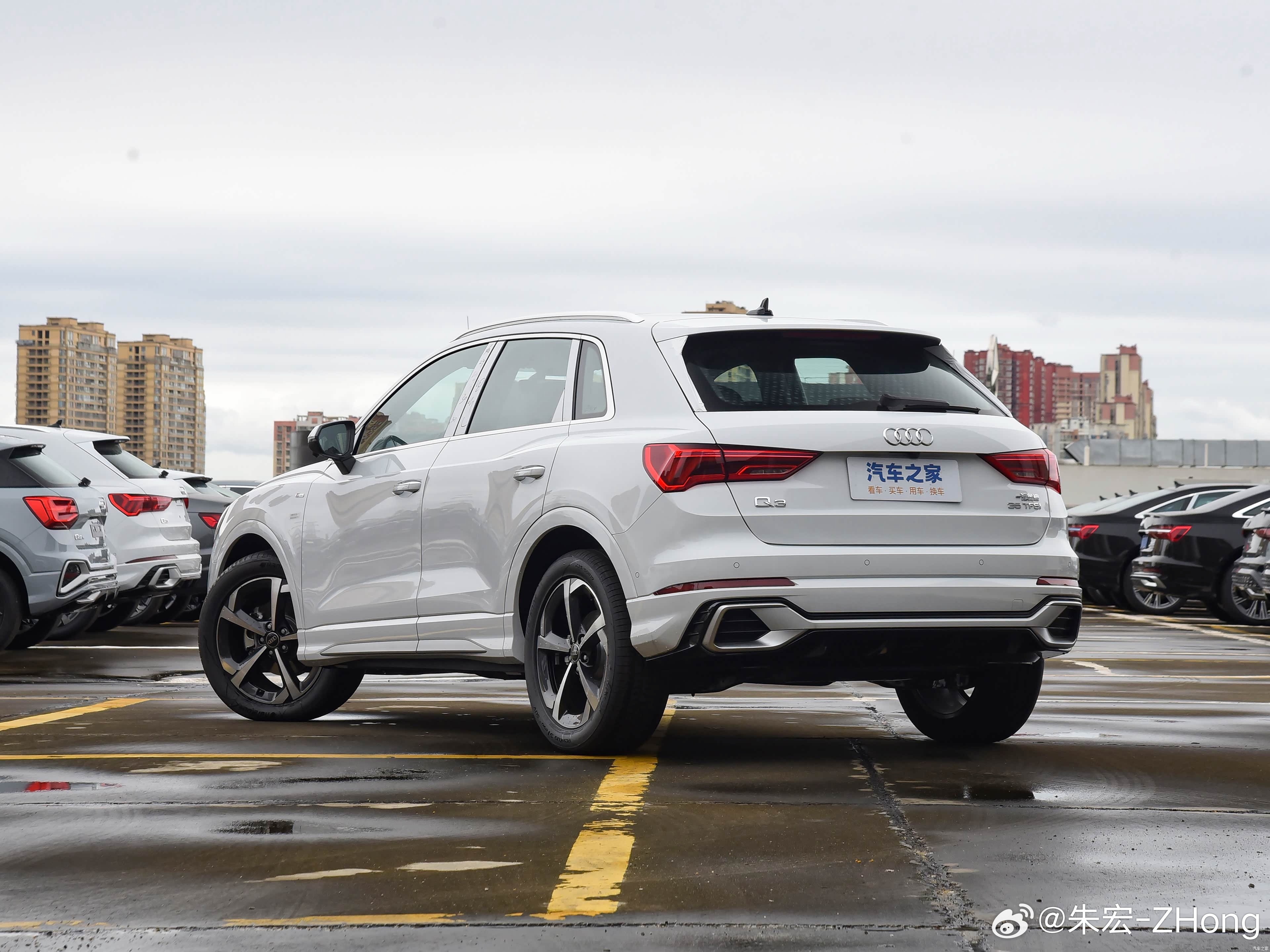 奥迪Q3 35TFSI时尚 白色 指导价266800元全款 裸车 158,412