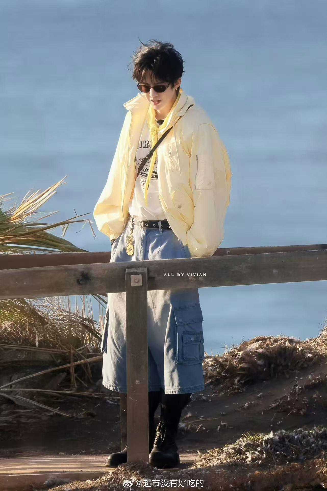 刘宇宁奶黄外套刘宇宁奶黄包look刘宇宁奶黄包look，好看，