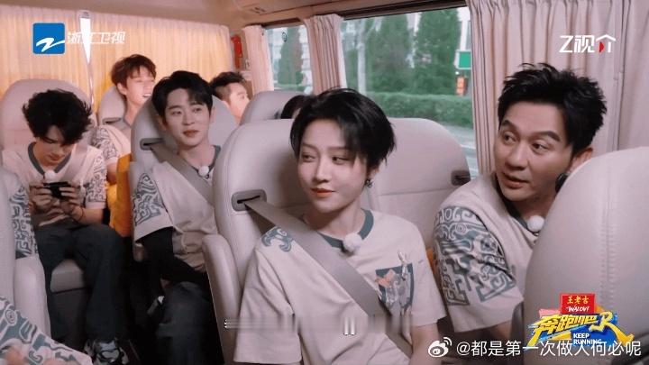 李晨这波操作真是把“敷衍”两个字刻在了DNA里。那个大白眼翻得极其到位，配上那句